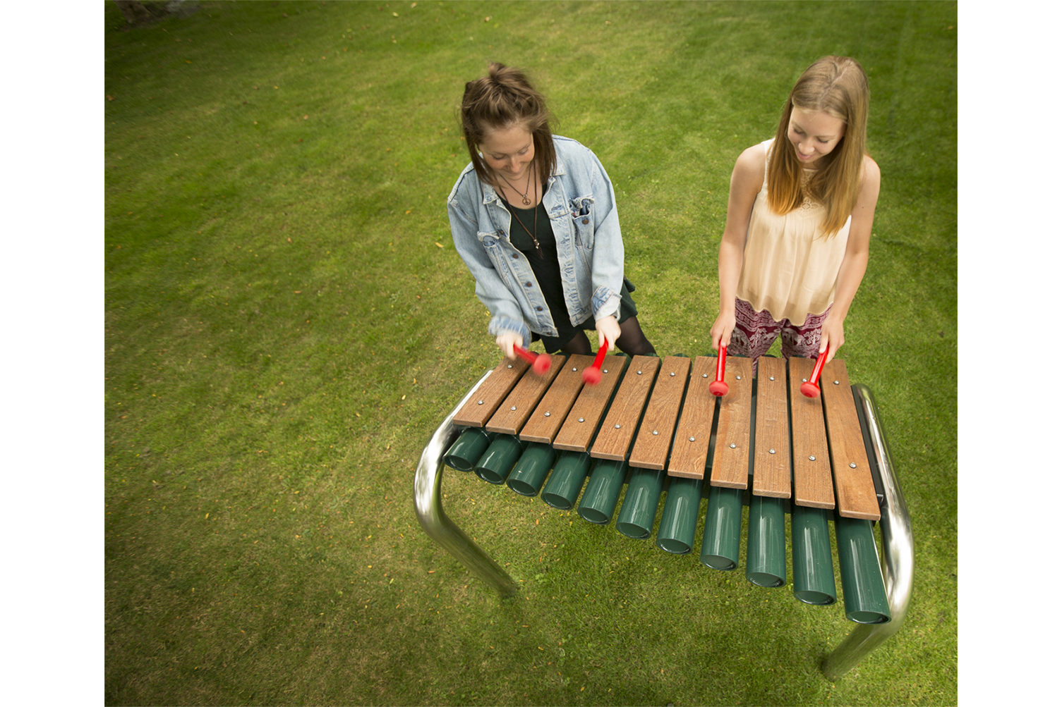 Детская деревянная гитара. Мини гитара. Акустические дети. Ксилофон на детской площадке. Акустические дети.